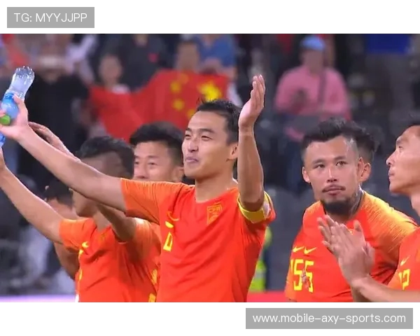 国足逆转取胜点燃球迷激情全场高唱国歌展现团结与拼搏精神